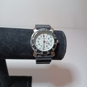 Vintage Swiss Army Victorinox Date Rotate Dial Ruber Band Watch New Batt L4 see